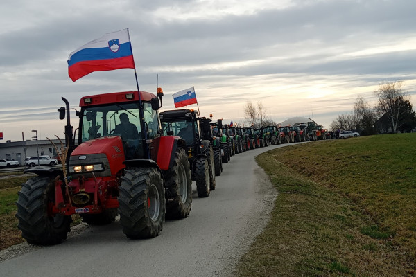 Vlada vse večje nezadovoljstvo in stavke rešuje z novo medijsko strategijo